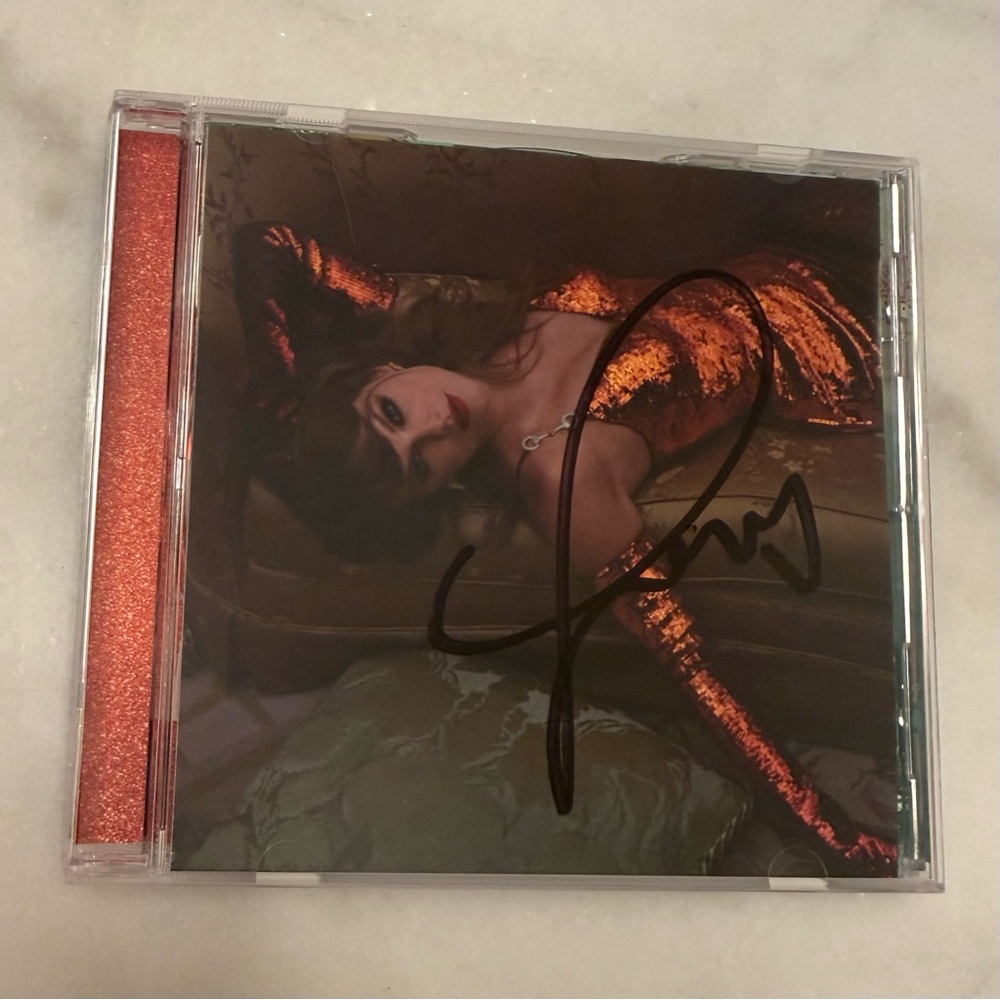 SIGNED *PHOTO 2* Taylor Swift The Life of a Showgirl CD + Hand Signed Photo 2